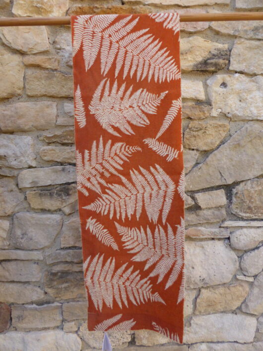 Petite écharpe orange à motifs de fougère