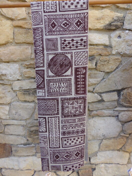 Petite écharpe motifs géométriques lie de vin