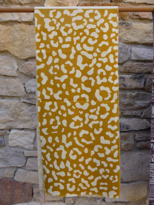 Petite écharpe jaune à motifs blancs