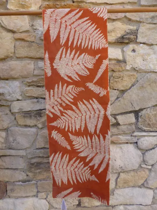 Petite écharpe orange à motifs de fougère