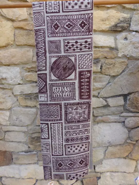Petite écharpe motifs géométriques lie de vin
